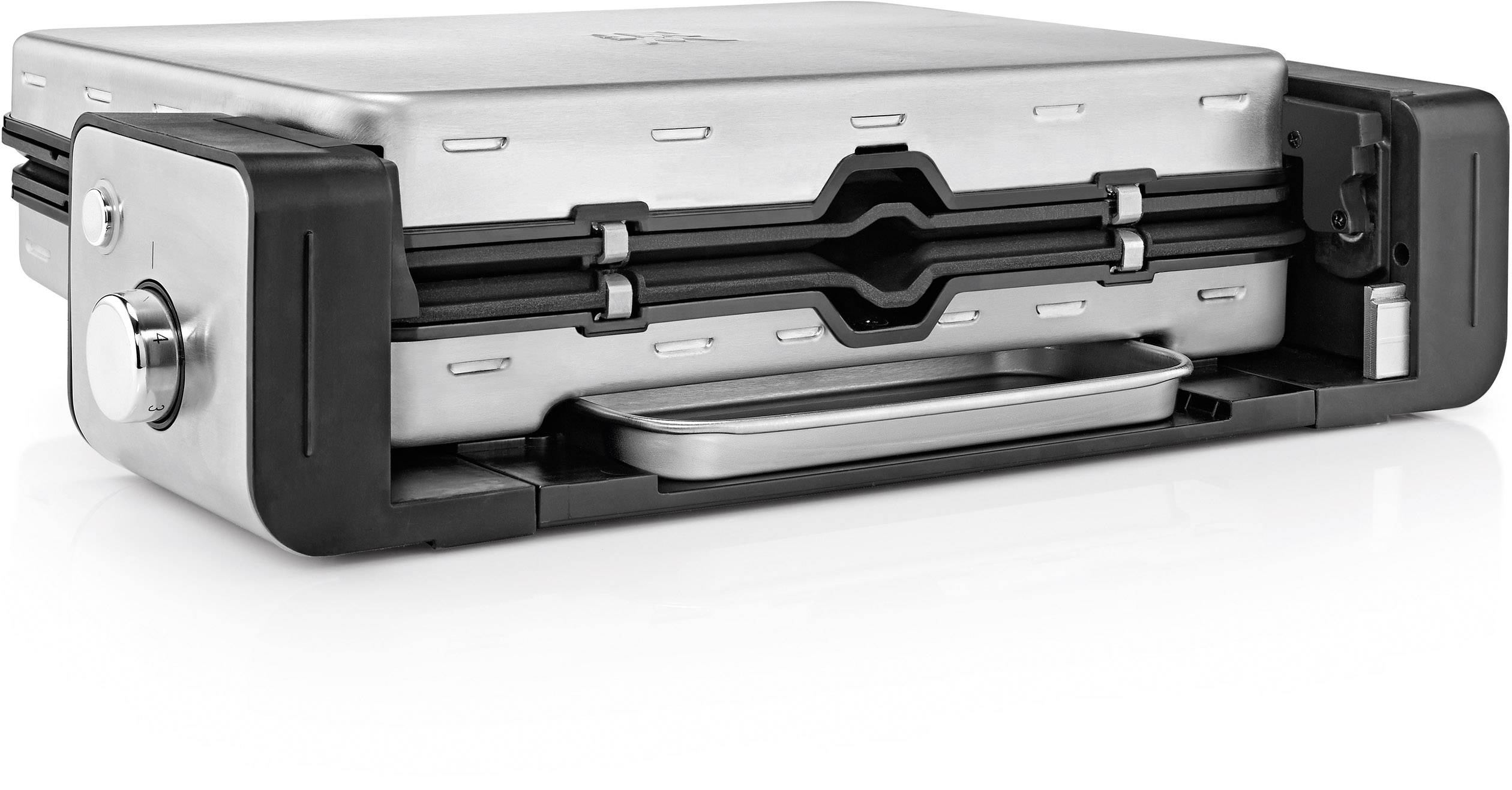 Ein geschlossener Panini-Grill aus Edelstahl mit schwarzen Details und Drehknopf. Der Grill ist auf einer weißen Oberfläche platziert.