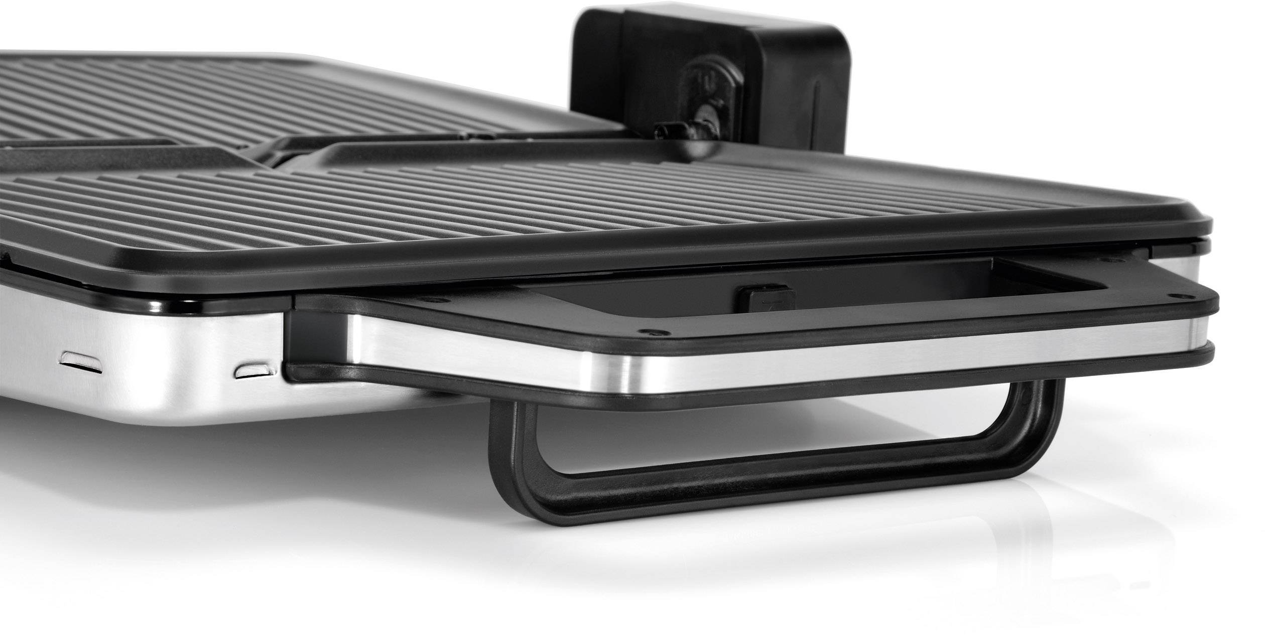 Schwarzer elektrischer Kontaktgrill mit Rillenplatte und Griff, zum Grillen von Sandwiches oder Fleisch in der Küche geeignet.