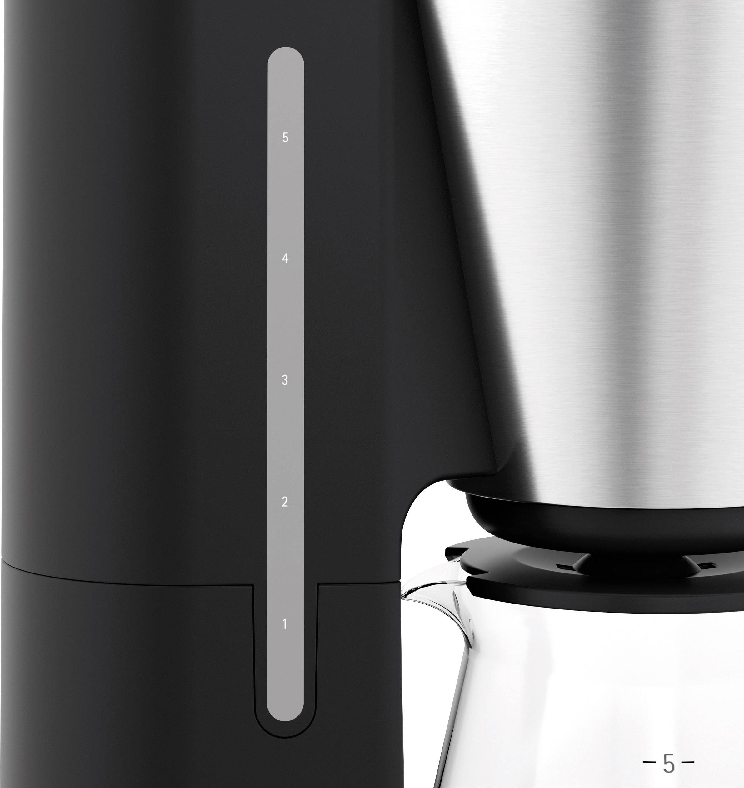 Eine Nahaufnahme einer modernen Kaffeemaschine mit Wasserstandsanzeige und Edelstahl-Elementen. Skala reicht von 1 bis 5 Tassen.