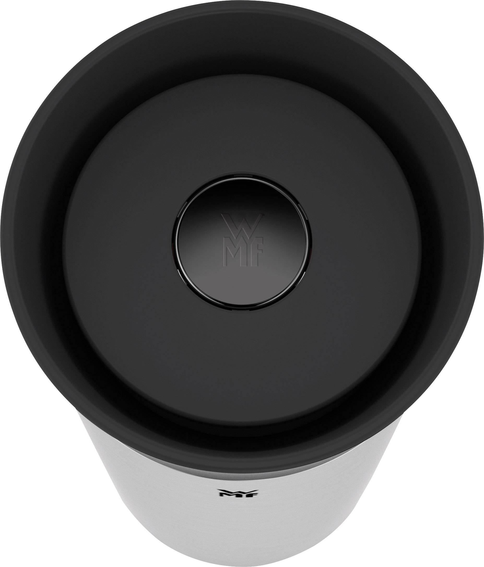 Ein silberner Thermobecher mit schwarzem Deckel. Obenauf befindet sich ein Griff mit dem eingelassenen Logo 'WMF'.