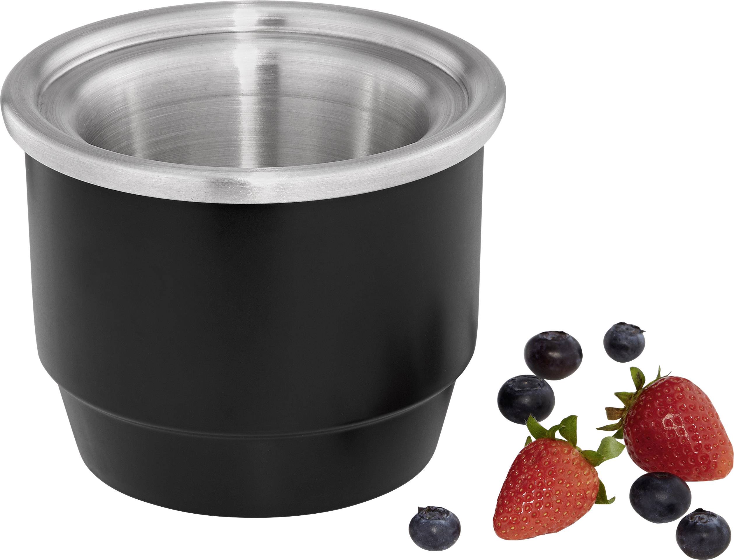 Ein schwarzer, metallener Topf steht neben mehreren Erdbeeren und Blaubeeren.