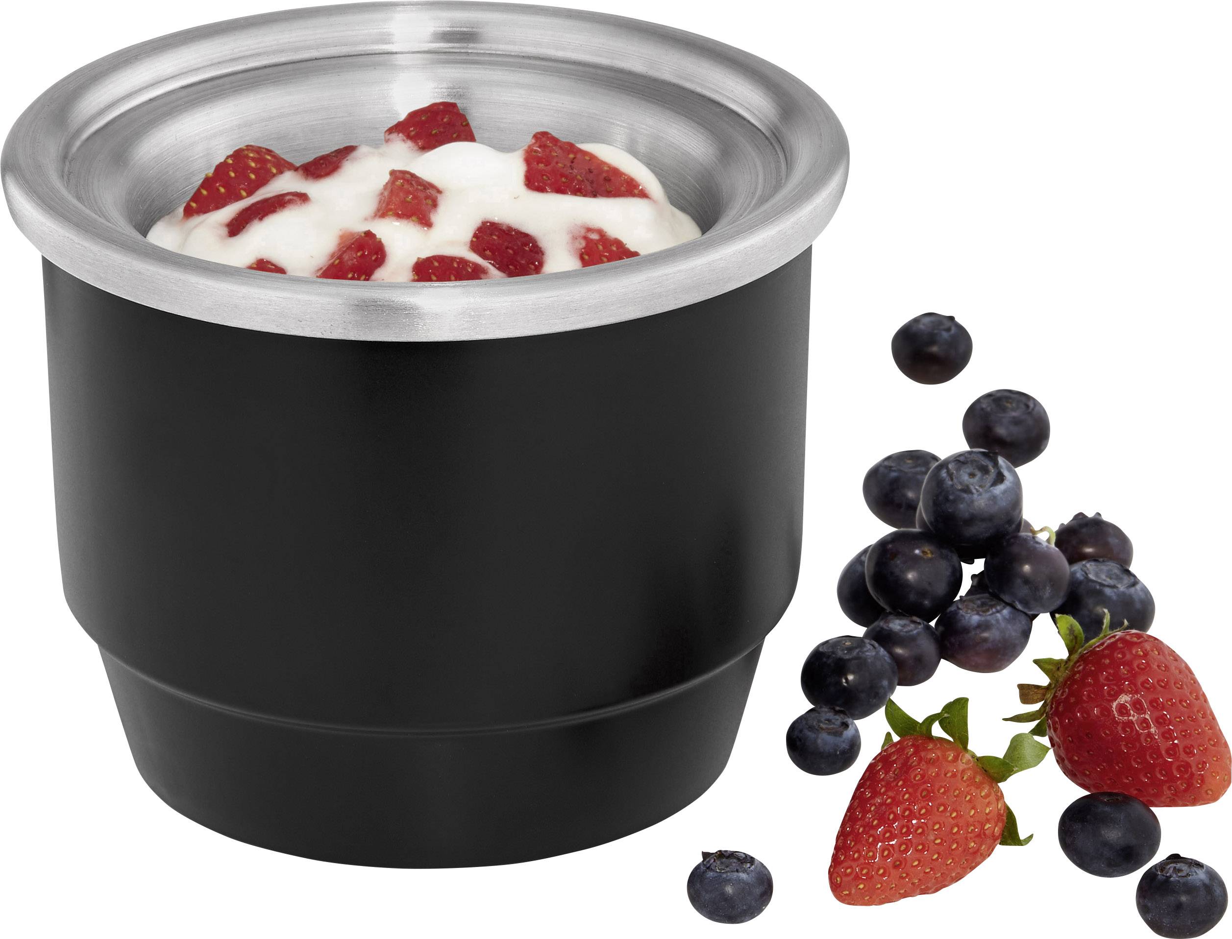 Ein schwarzer Becher mit Joghurt und Erdbeerstücken, daneben liegen frische Erd- und Blaubeeren.