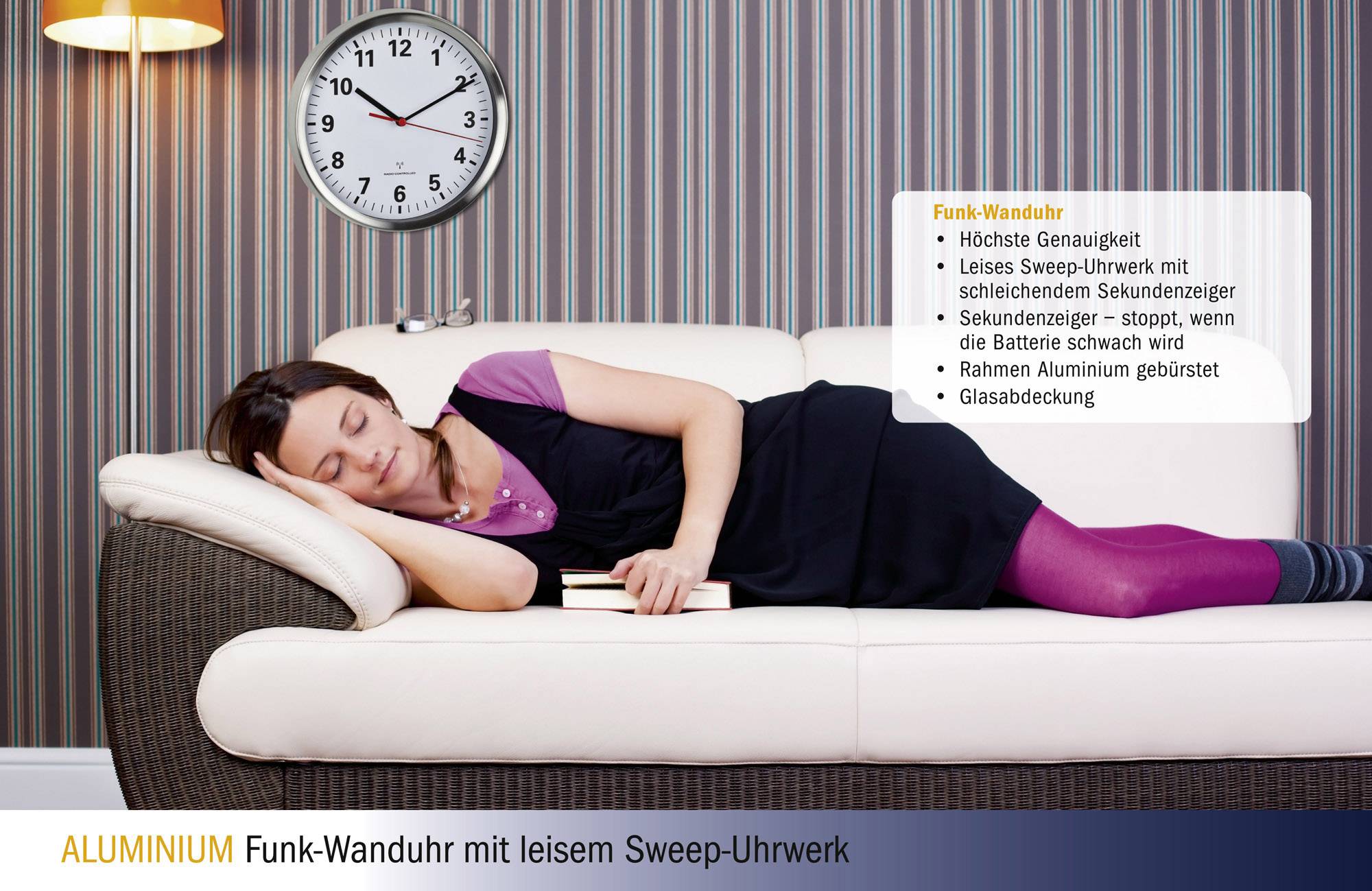 Frau schläft auf dem Sofa; im Hintergrund eine Funk-Wanduhr. Text beschreibt die Uhr als leise, präzise, mit Aluminiumrahmen.