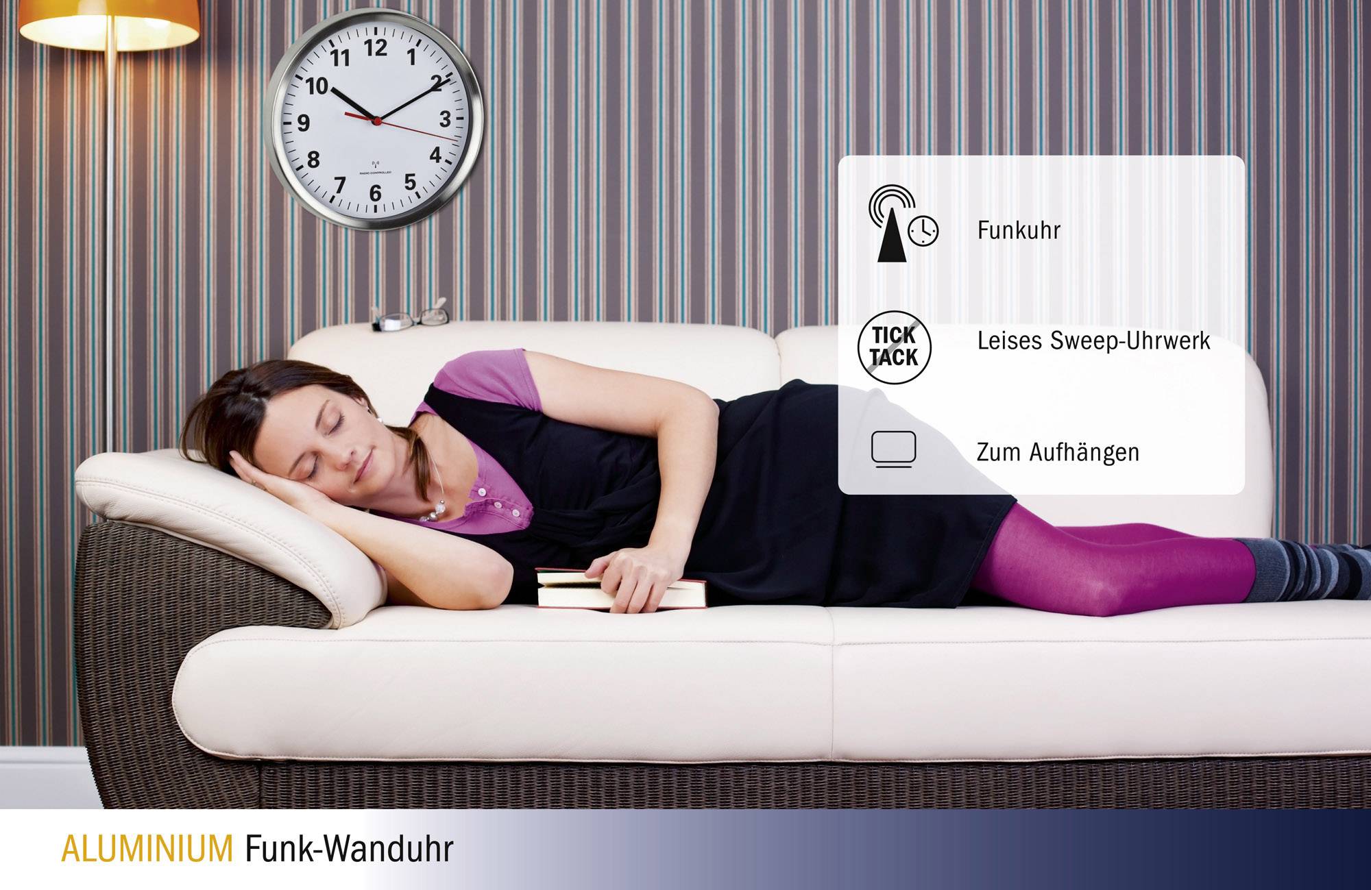 Frau schläft auf einem Sofa unter einer Wanduhr. Text: 'Funkuhr, Leises Sweep-Uhrwerk, Zum Aufhängen'. Produktwerbung.