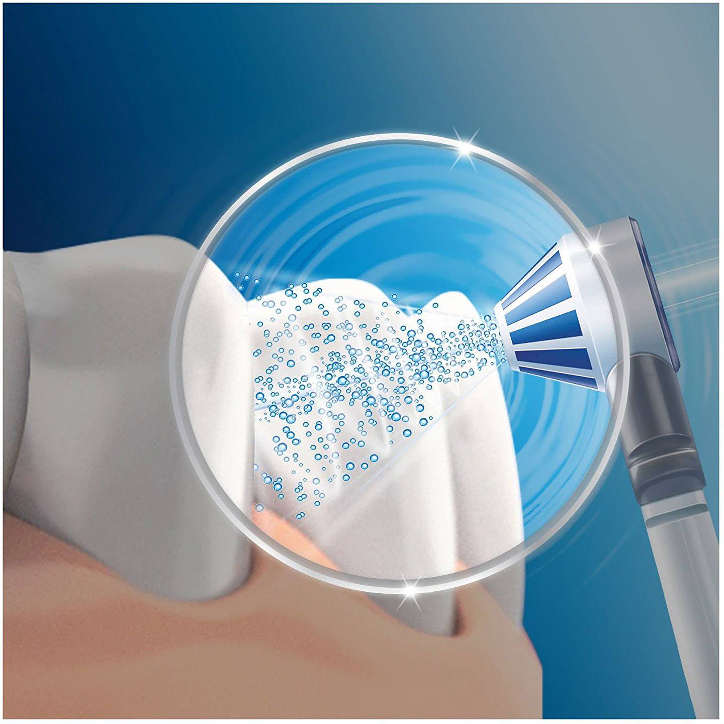 Nahaufnahme eines Duschkopfs, der Wasser in feinen Strahlen auf eine Hand sprüht, veranschaulicht die Reinigungswirkung.