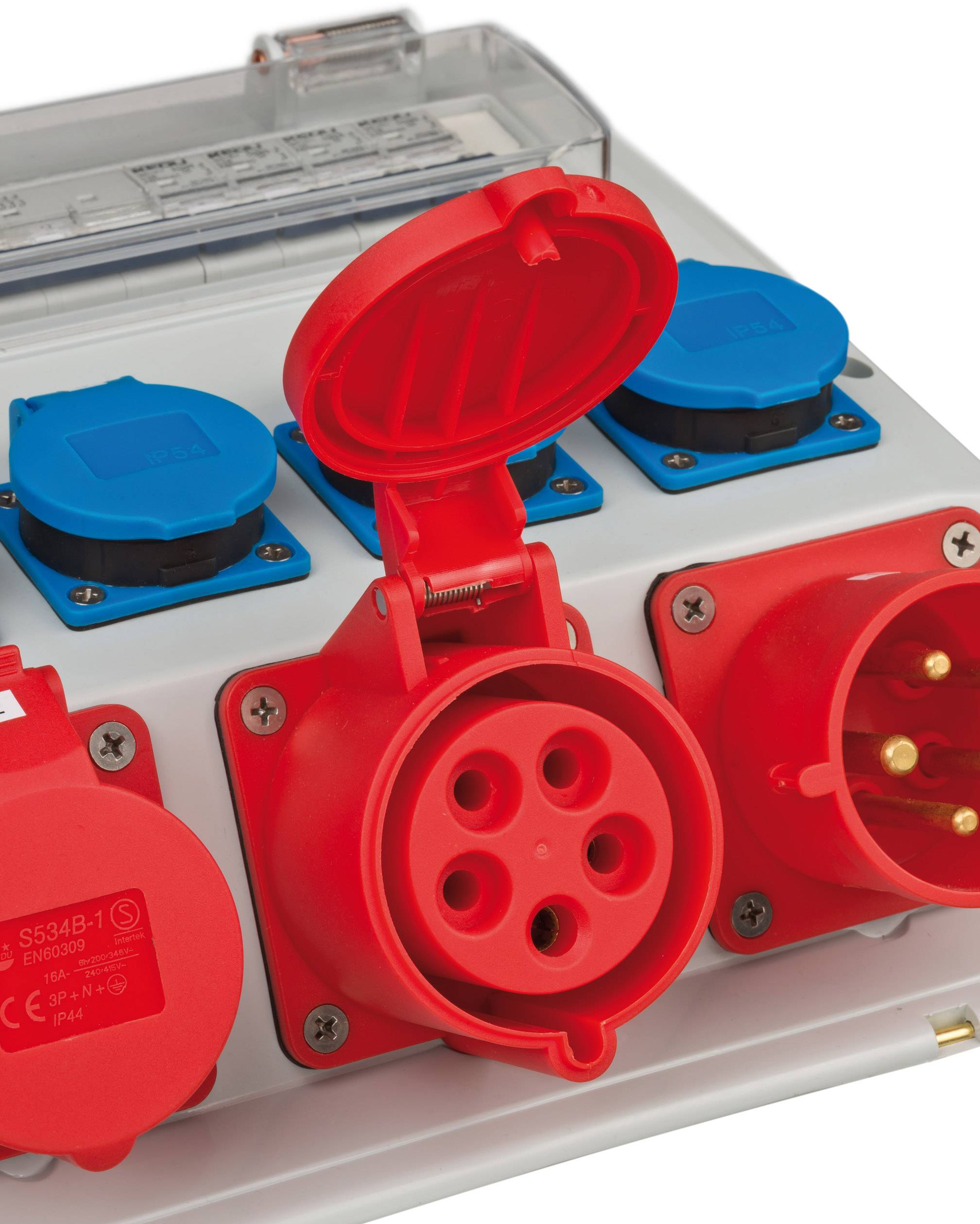 Ein Verteilerkasten mit mehreren blauen und roten Steckdosen. Eine rote Steckdose ist geöffnet, bereit für den Anschluss.