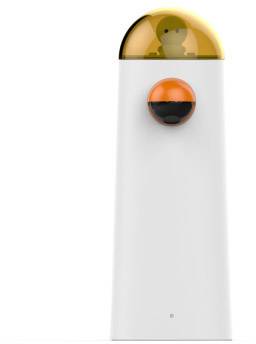 Ein weißer, schlanker Roboter mit einer gläsernen, gelben Kuppel oben, die einen kleinen Kopf zeigt. An der Vorderseite ist ein orange-schwarzer Knopf.