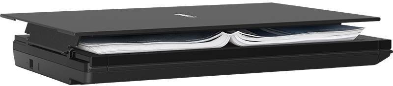 Ein flacher Scanner digitalisiert ein geöffnetes Buch. Das schwarze Gerät zeigt die Möglichkeit, gedrucktes Material zu erfassen.