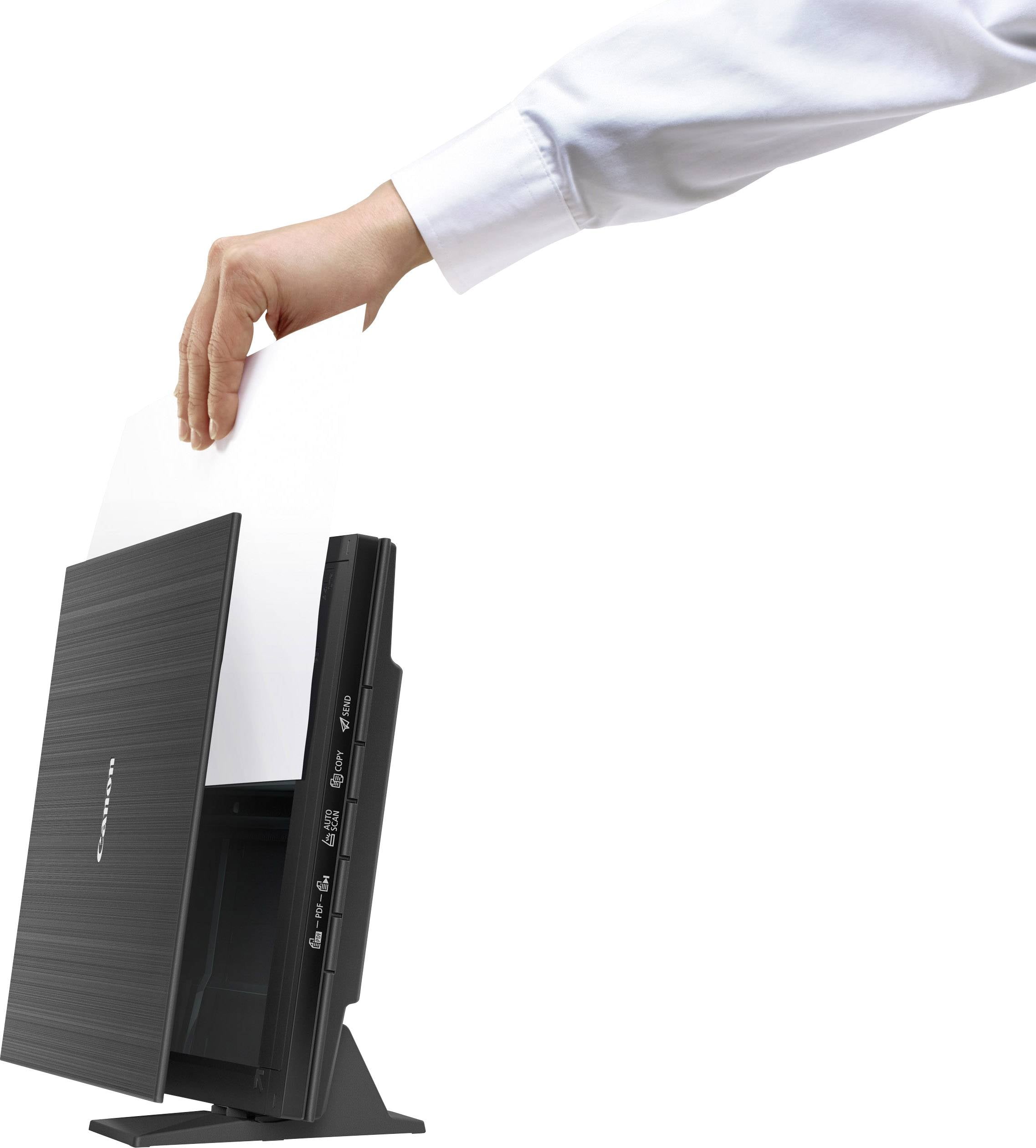 Eine Hand legt ein Blatt Papier in einen aufrecht stehenden Scanner ein. Der Scanner hat ein schlankes, modernes Design.