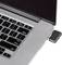 Ein Laptop mit einem eingesteckten USB-Stick an der rechten Seite. Der Bildschirm ist teilweise sichtbar.