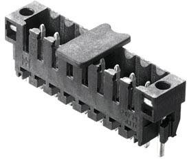 Ein schwarzer elektrischer Stecker mit mehreren Pins und rechteckiger Form auf weißem Hintergrund, seitlich gesehen.