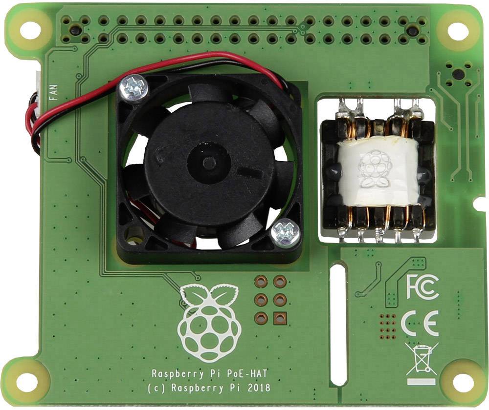 Grüne Platine mit Raspberry Pi-Logo, Lüfter oben links, Transformator rechts. Inschrift: 'Raspberry Pi PoE-HAT (c) Raspberry Pi 2018'.