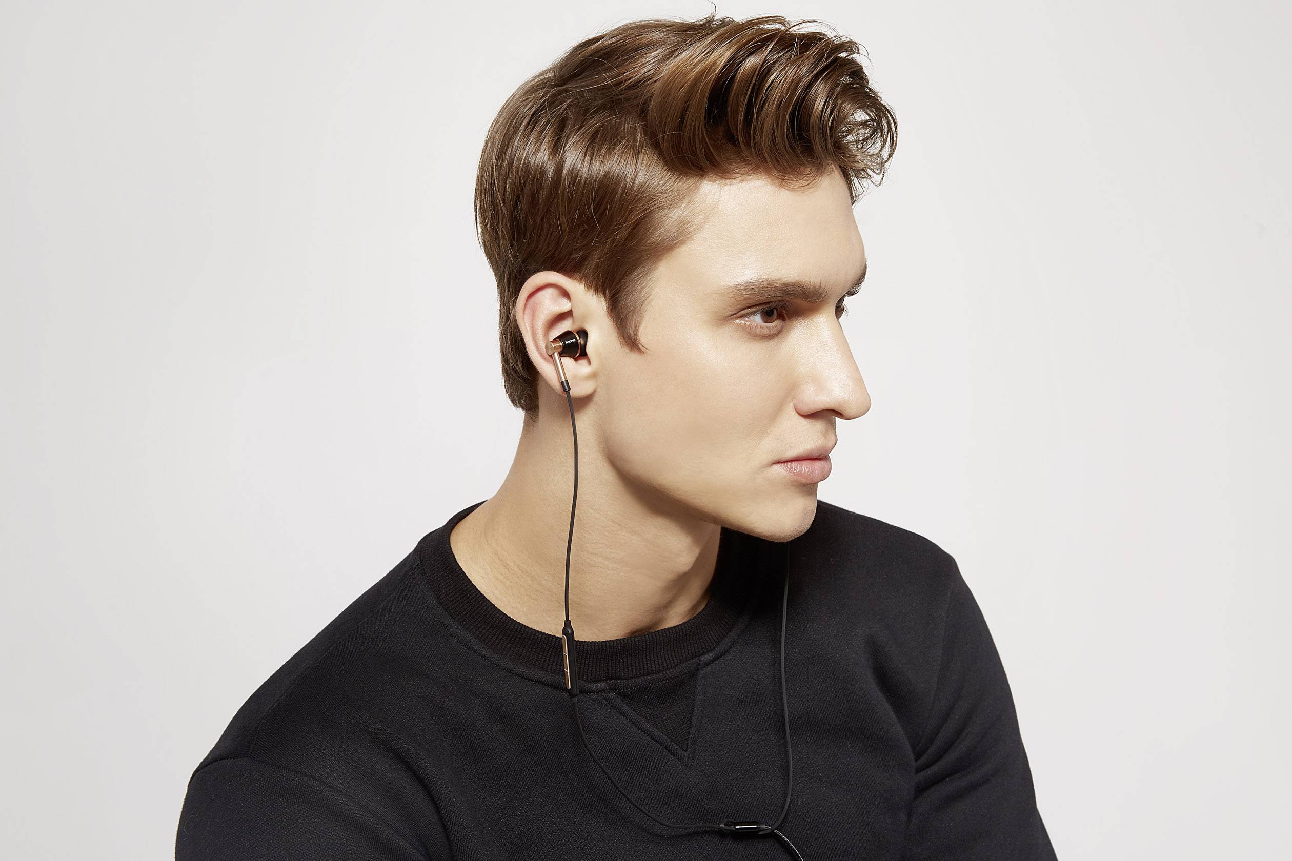 Kabelgebundene Ohrhörer 1MORE Triple-Driver (gold)-1