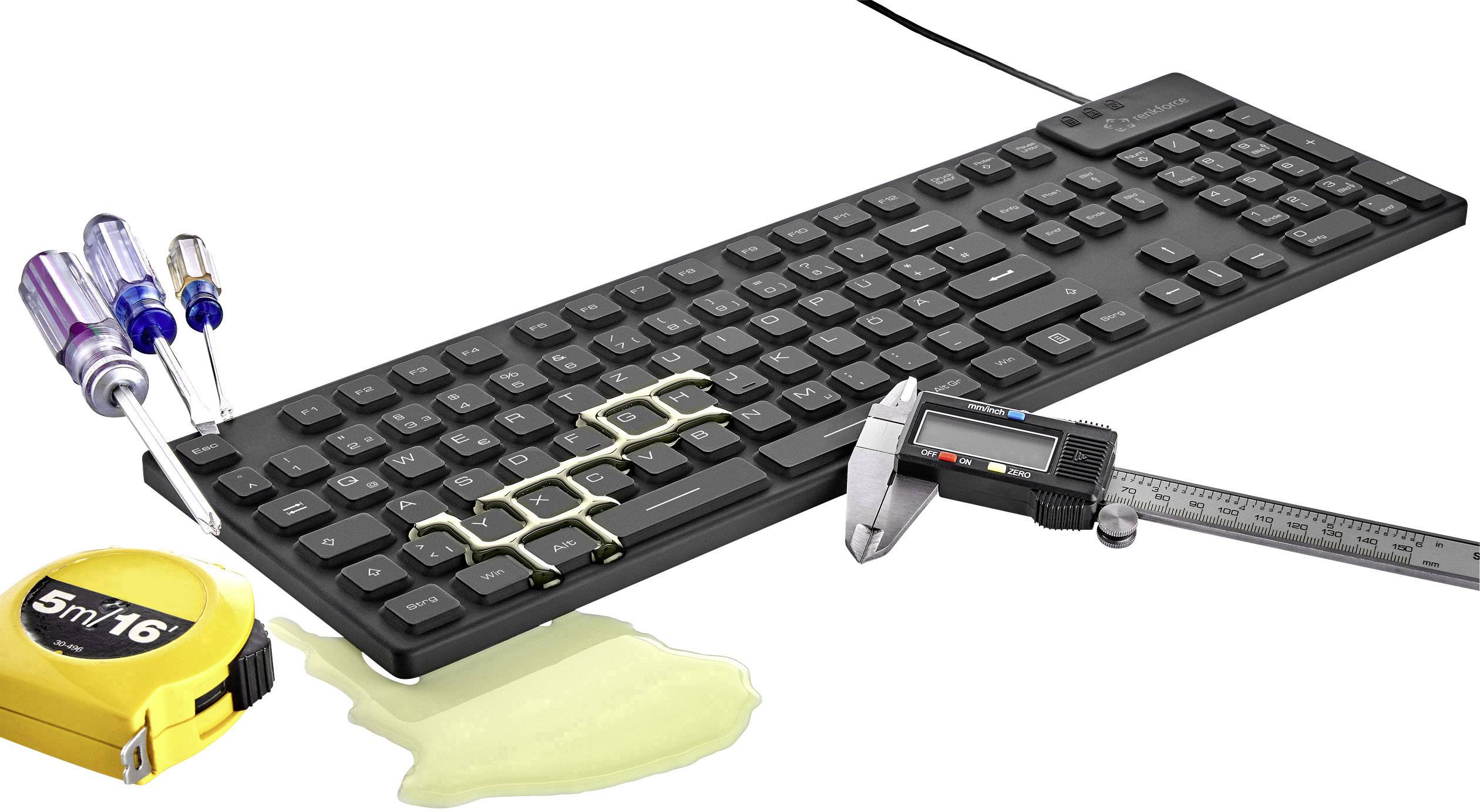 Eine schwarze Tastatur auf der Werkzeuge wie ein Schraubenzieher, ein Messschieber und ein Maßband liegen. Ein Konstrukt aus Kabelbindern befindet sich auf der Tastatur.