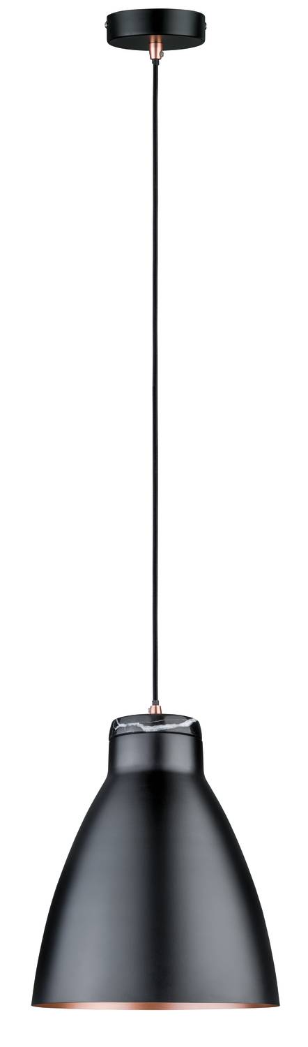 Eine schlanke, schwarze Pendelleuchte mit einem glatten, mattierten Schirm hängt von der Decke und ist schlicht und modern gestaltet.