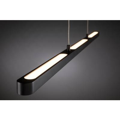 Moderne, längliche Hängelampe mit schwarzem Gehäuse, die warmes weißes Licht ausstrahlt. Hintergrund ist dunkelgrau.