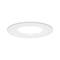 Ein runder, weißer LED-Deckenstrahler mit einem breiten Lichtaustritt, eingesetzte Fläche bündig mit der Decke, minimalistisches Design.