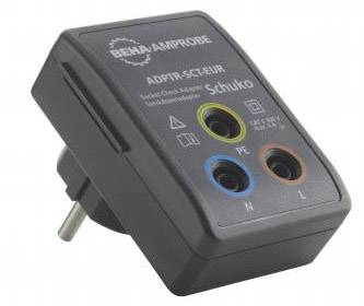 Ein schwarzer Steckdosenadapter mit drei farbigen Anschlüssen für Schuko-Stecker. Text auf der Vorderseite liest 'Bema-Amprobe ADPTR-SC-EUR'.