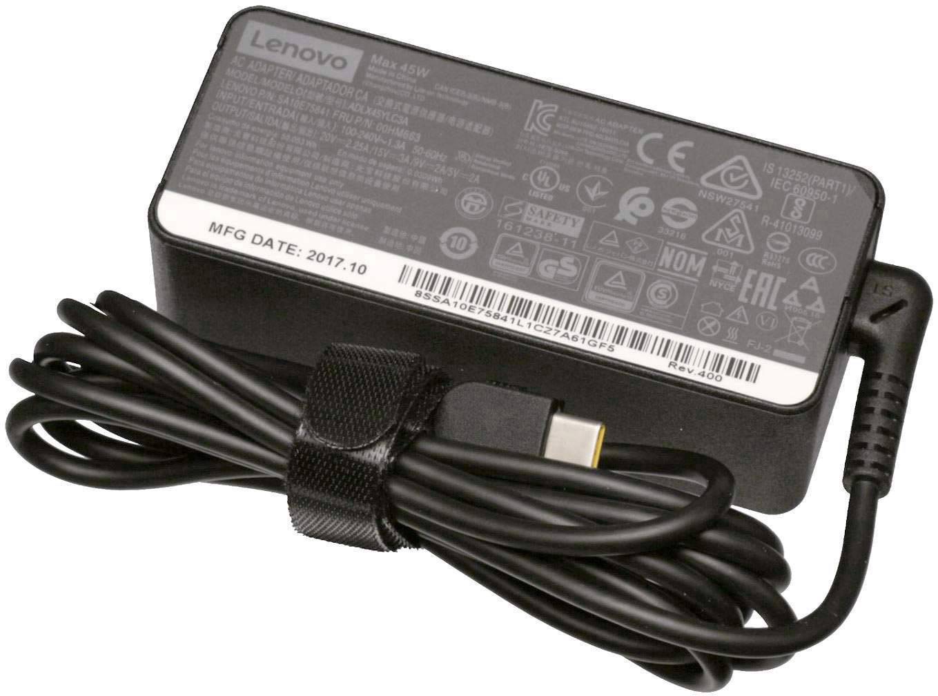 Ein Laptop-Netzteil der Marke Lenovo mit Kabel. Auf dem Netzteil sind verschiedene Produktspezifikationen und Sicherheitssymbole abgebildet. Herstellungsdatum: 2017.10.