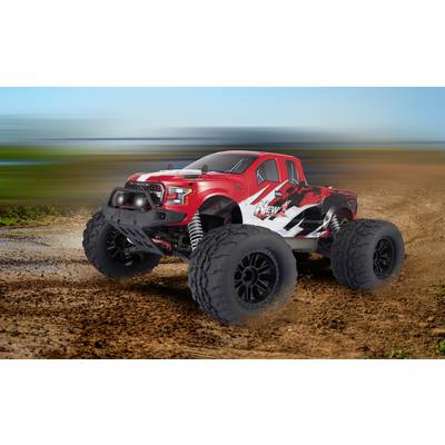 Ein roter RC-Monstertruck fährt schnell auf einer schlammigen Piste. Er hat große, robuste Reifen und einen sportlichen Look.