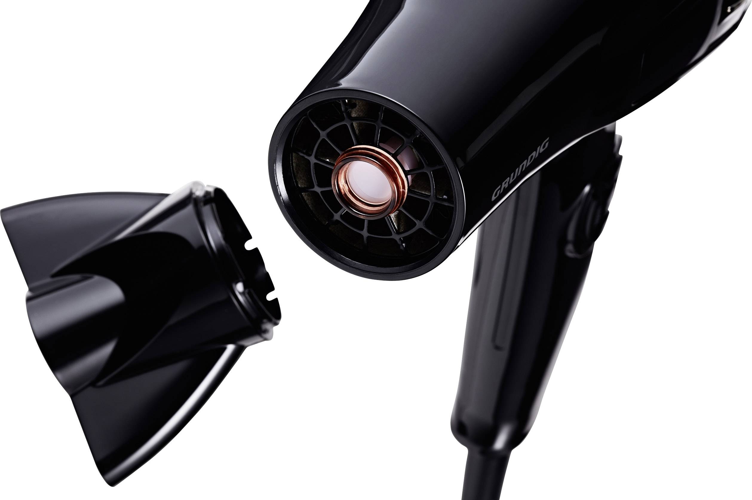 Schwarzer Haartrockner mit abnehmbarer Düse, fokussiert auf die Luftöffnung.