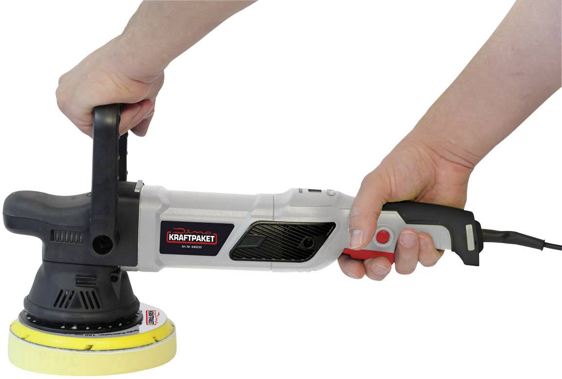 Eine Hand hält eine elektrische Poliermaschine mit gelber Scheibe, bereit zur Nutzung. Gerät ist silber-schwarz und trägt das Logo 'KRAFPAKET'.