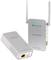 Zwei graue Netgear-Geräte, ein Powerline-Adapter und ein WLAN-Extender, von denen eines mit zwei Antennen ausgestattet ist.