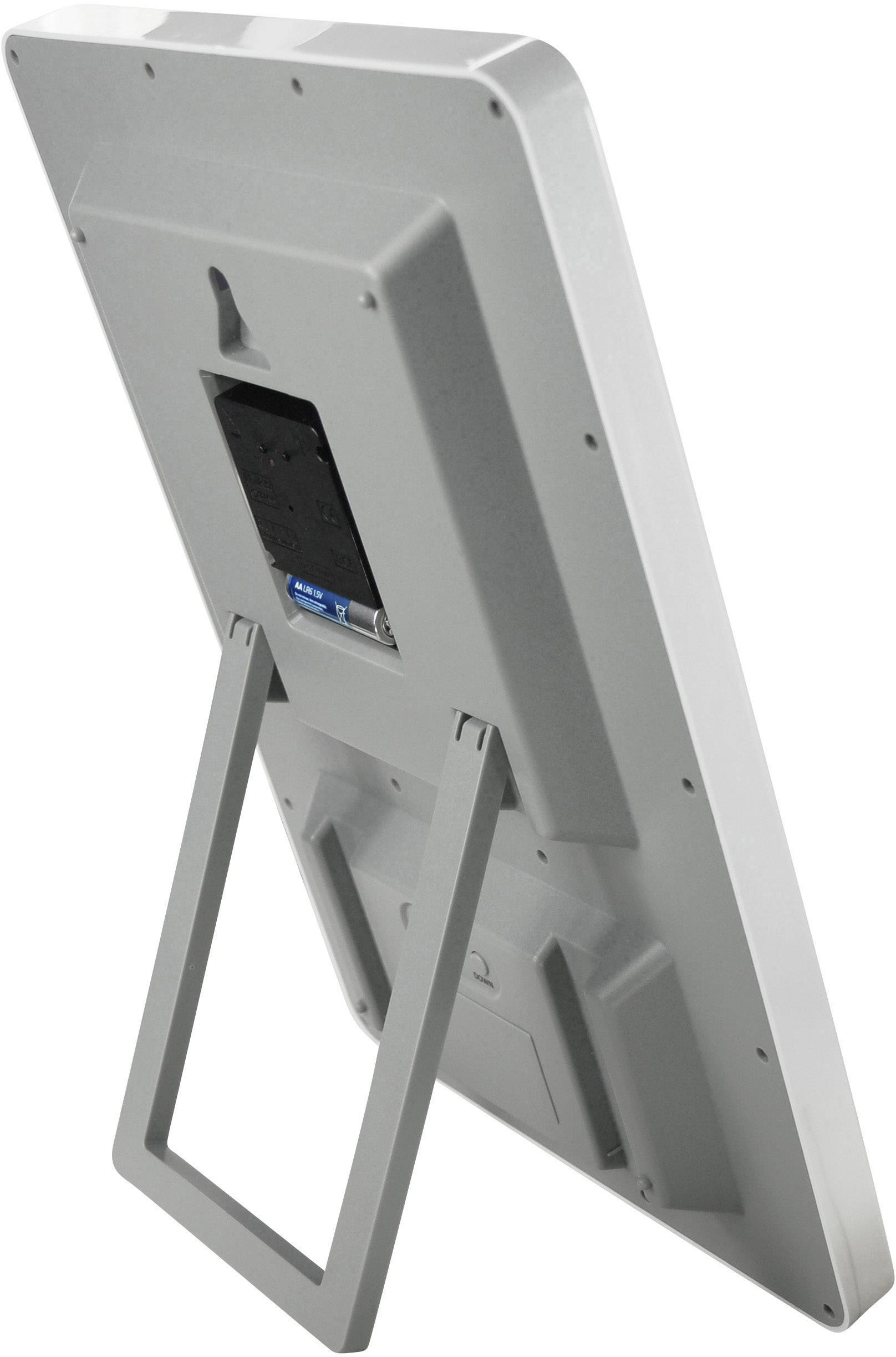 Ein grauer digitaler Bilderrahmen mit Ständer, Rückansicht. Er zeigt den Einschub für Speicherkarten und Batteriefach.