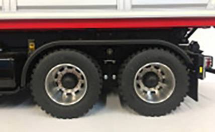 Detailansicht der Hinterräder eines Lastwagens, inklusive Reifen und Felgen.