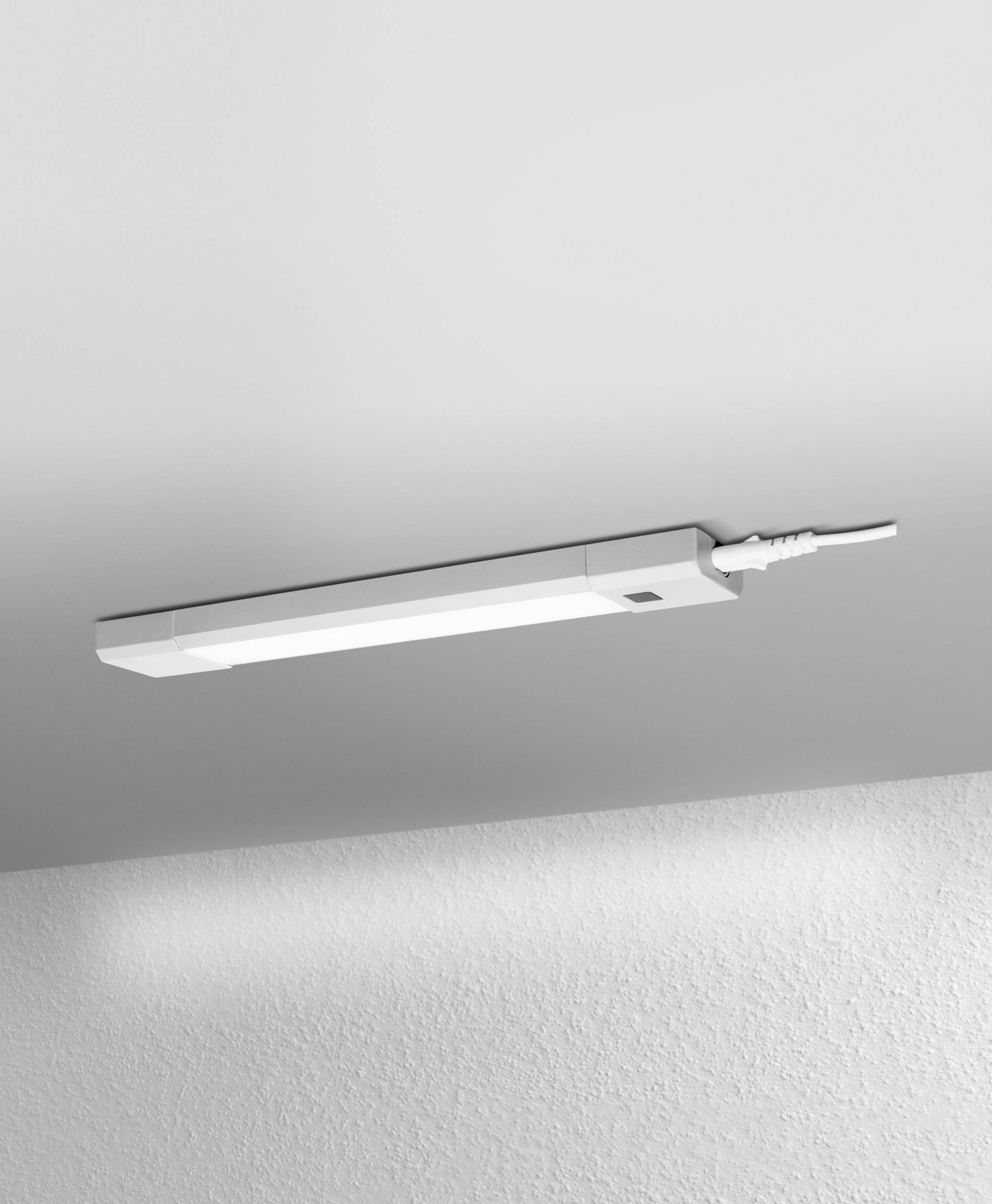 Weiße LED-Leuchte an der Decke montiert, an eine Stromquelle angeschlossen. Minimalistisches Design, geeignet für moderne Räume.
