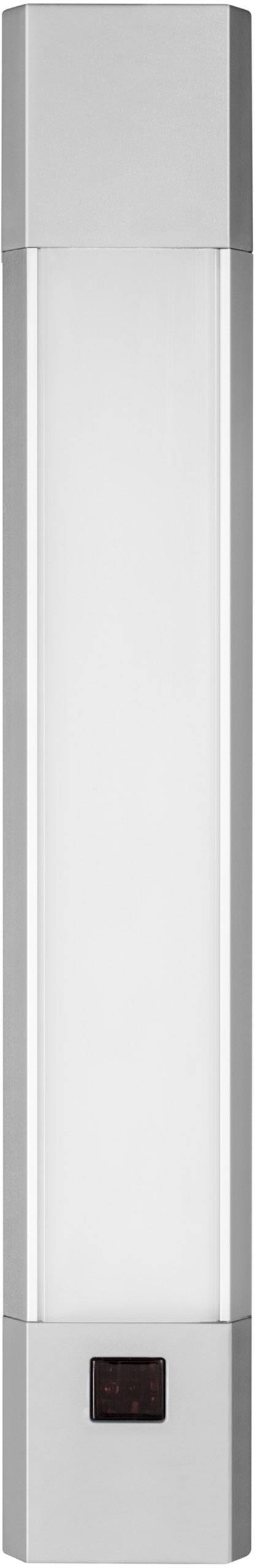 Eine schmale, längliche Wandleuchte mit einem modernen, minimalistischen Design. Sie hat eine silberne Umrandung und eine weiße Abdeckung.