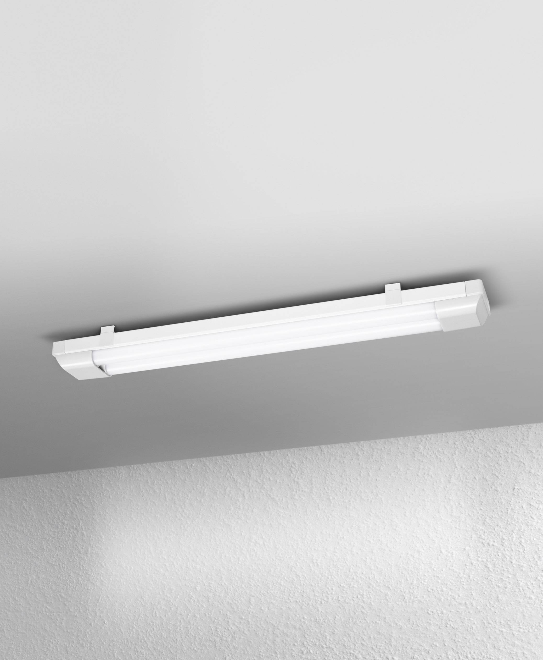 Eine moderne LED-Deckenleuchte in schlichtem Design, montiert an einer weißen, glatt verputzten Decke. Ideal für Bürobeleuchtung.