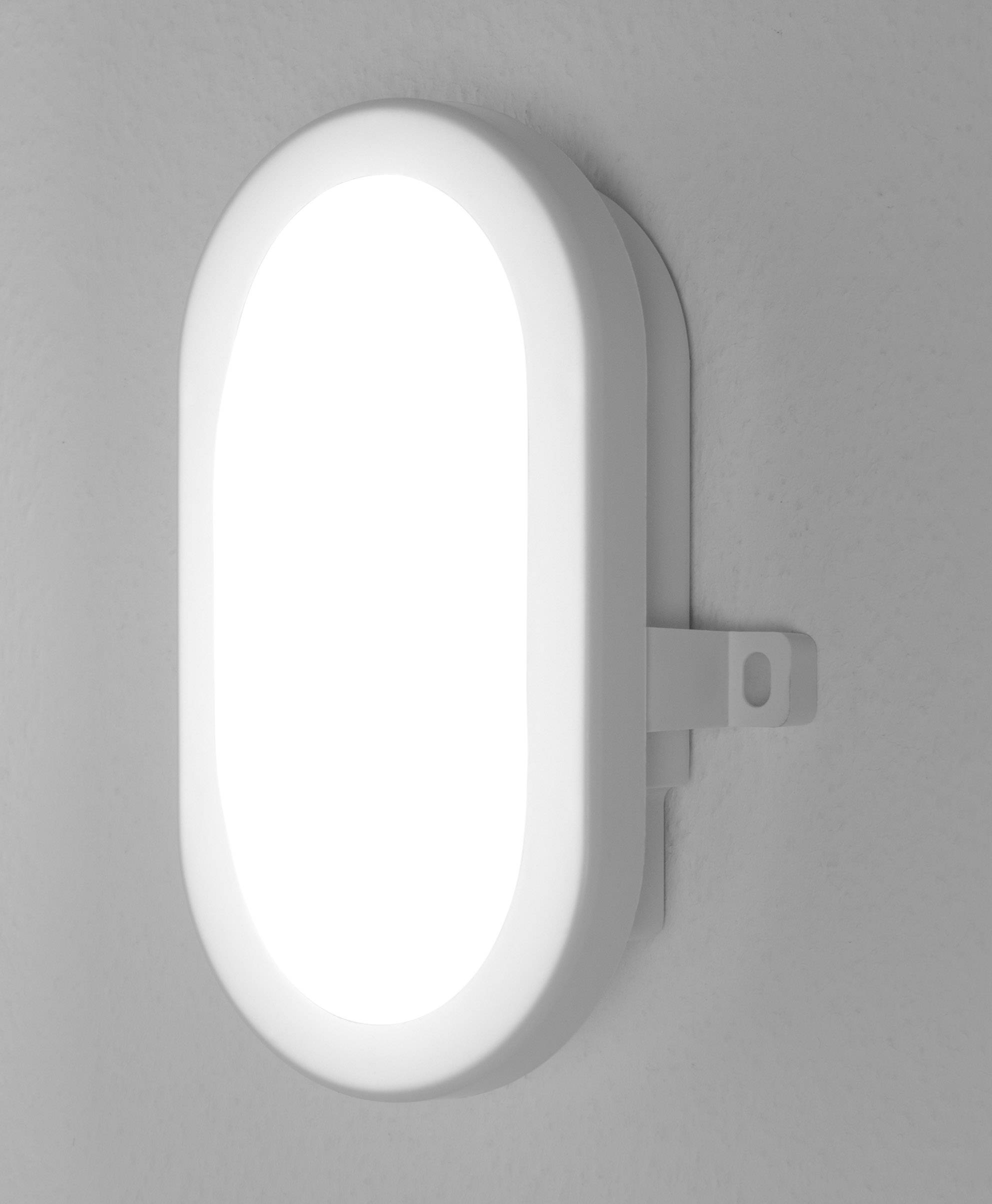 Eine ovale, weiße LED-Wandleuchte mit hellem Licht, montiert an einer weißen Wand.