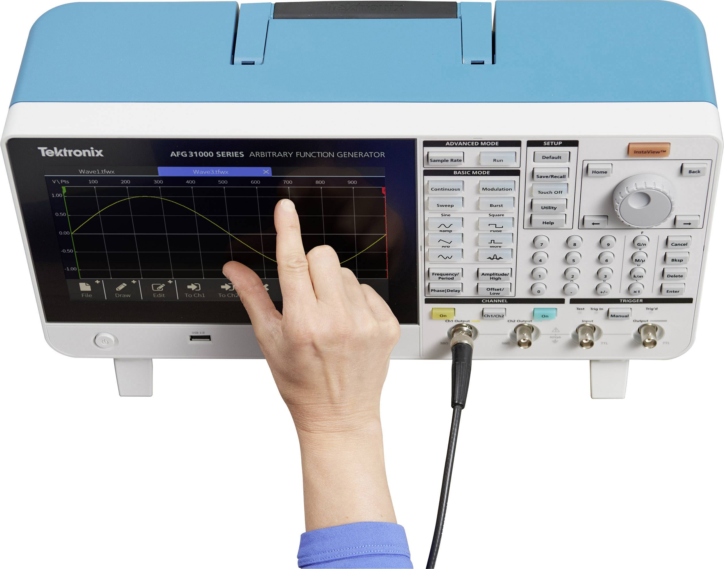 Hand berührt Bildschirm eines Funktionsgenerators mit grafischer Anzeige auf farbigem Bildschirm, viele Tasten an der Seite.