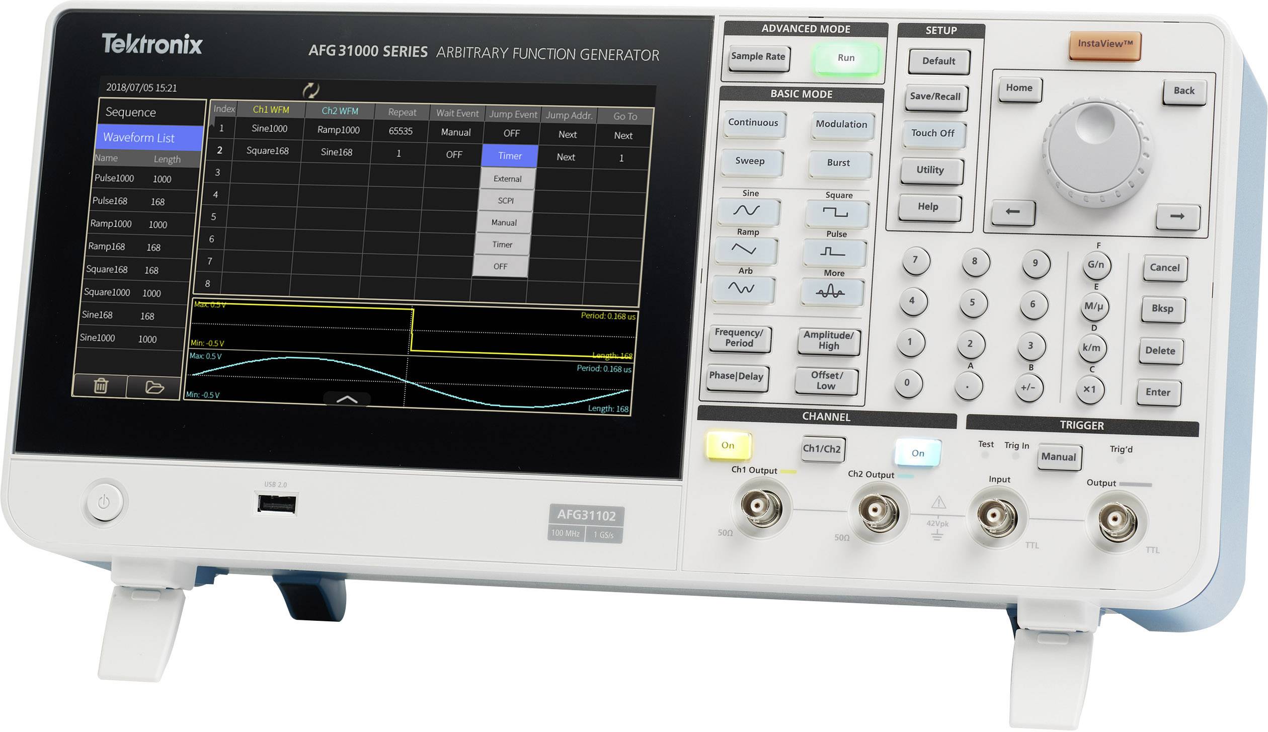 Ein Arbiträr-Funktionsgenerator-Modell mit Bildschirm und Bedienfeld, zeigt eine Sequenzliste auf dem Display sowie verschiedene Tasten und Anschlüsse.