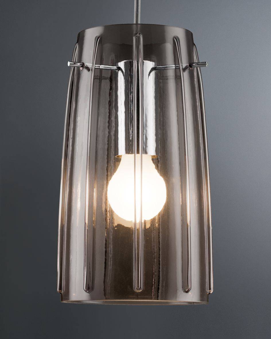 Hängelampe mit rauchgrauem Glasschirm, sichtbar eingeschaltete Glühbirne, minimalistisches Design, modernes Ambiente.