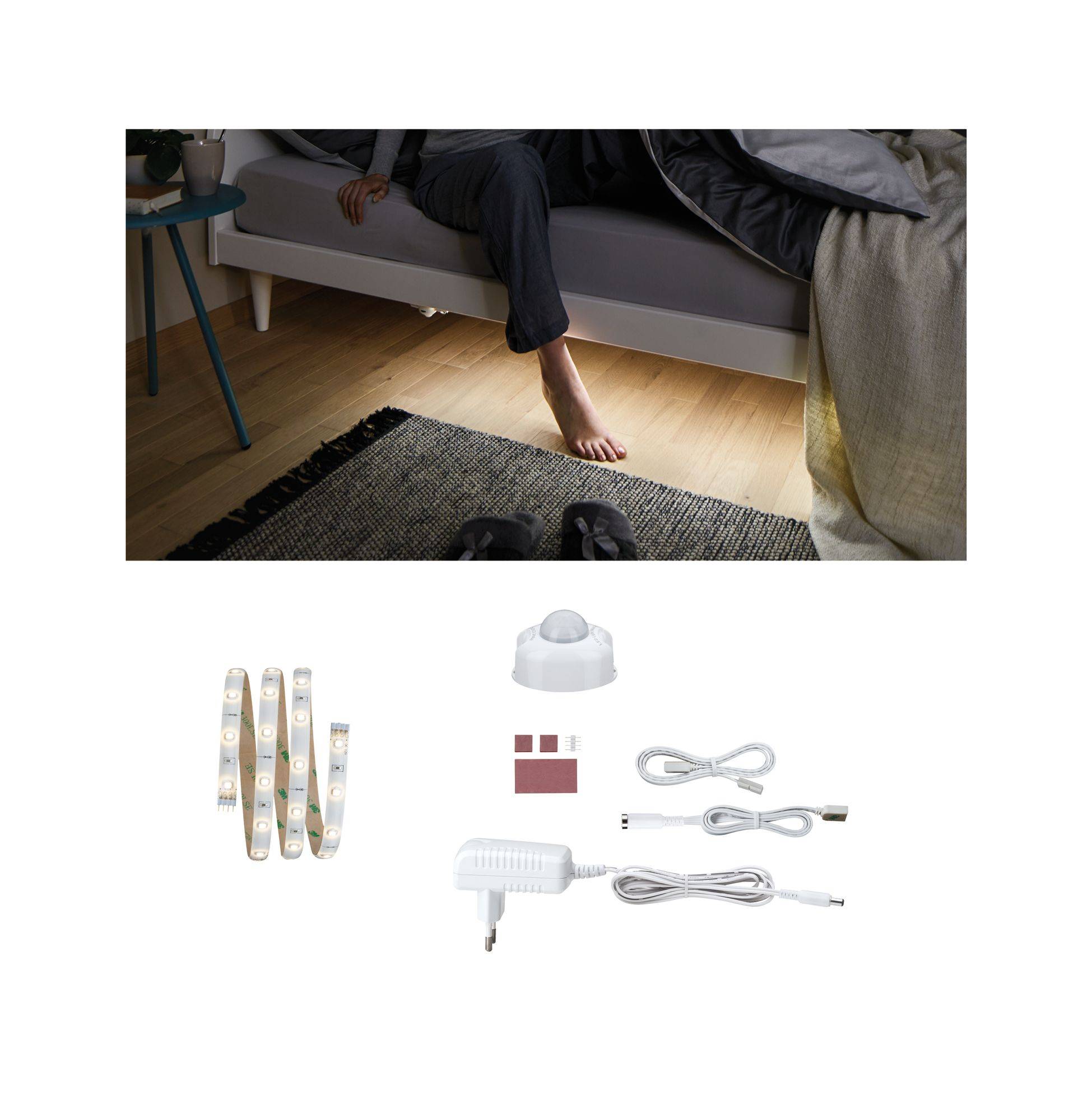Eine Person sitzt auf einem Bett, ein beleuchteter LED-Streifen unter dem Bett. Unten: LED-Streifen, Bewegungssensor und Netzkabel.