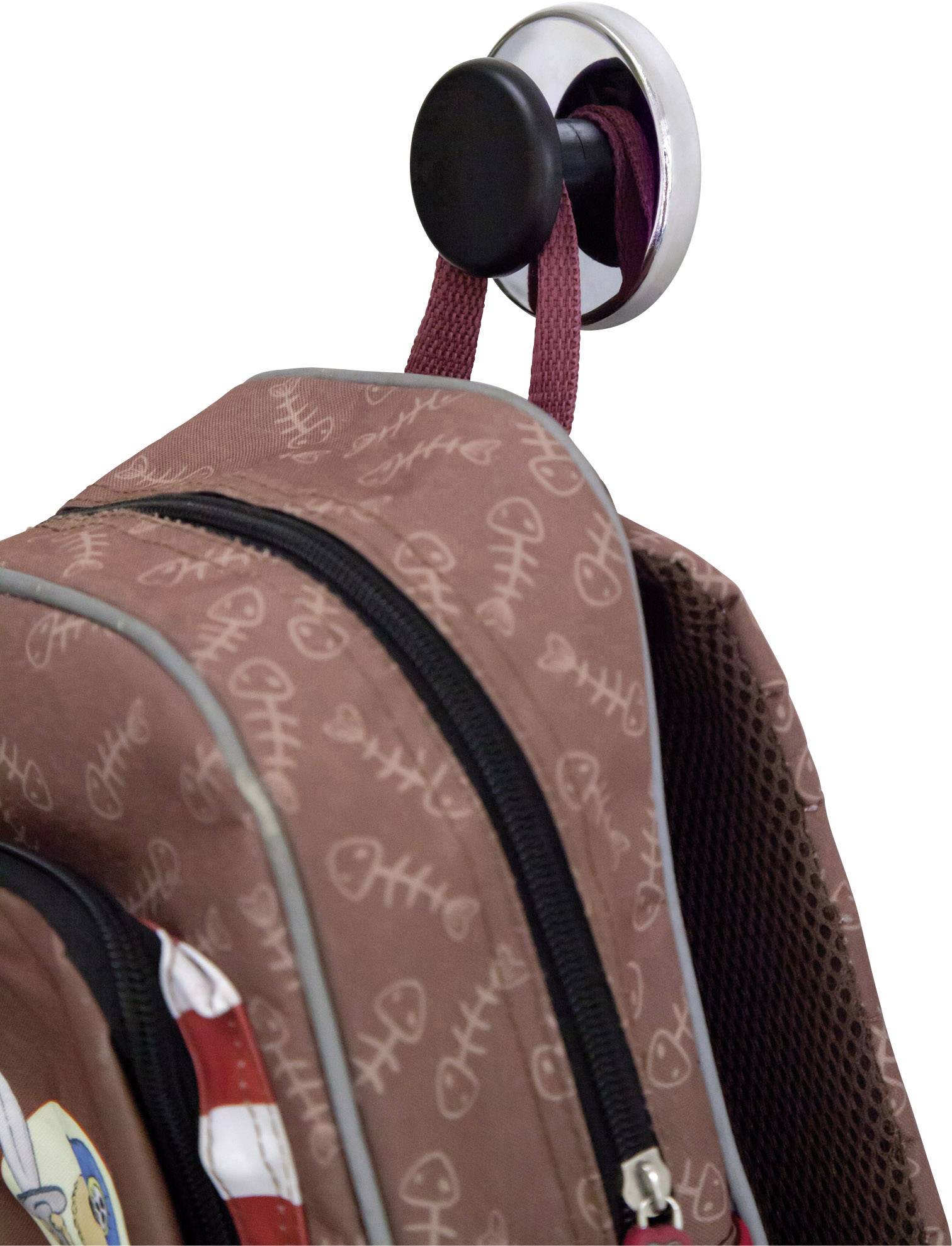 Ein brauner Rucksack mit Fischgrätenmuster hängt an einem Haken.