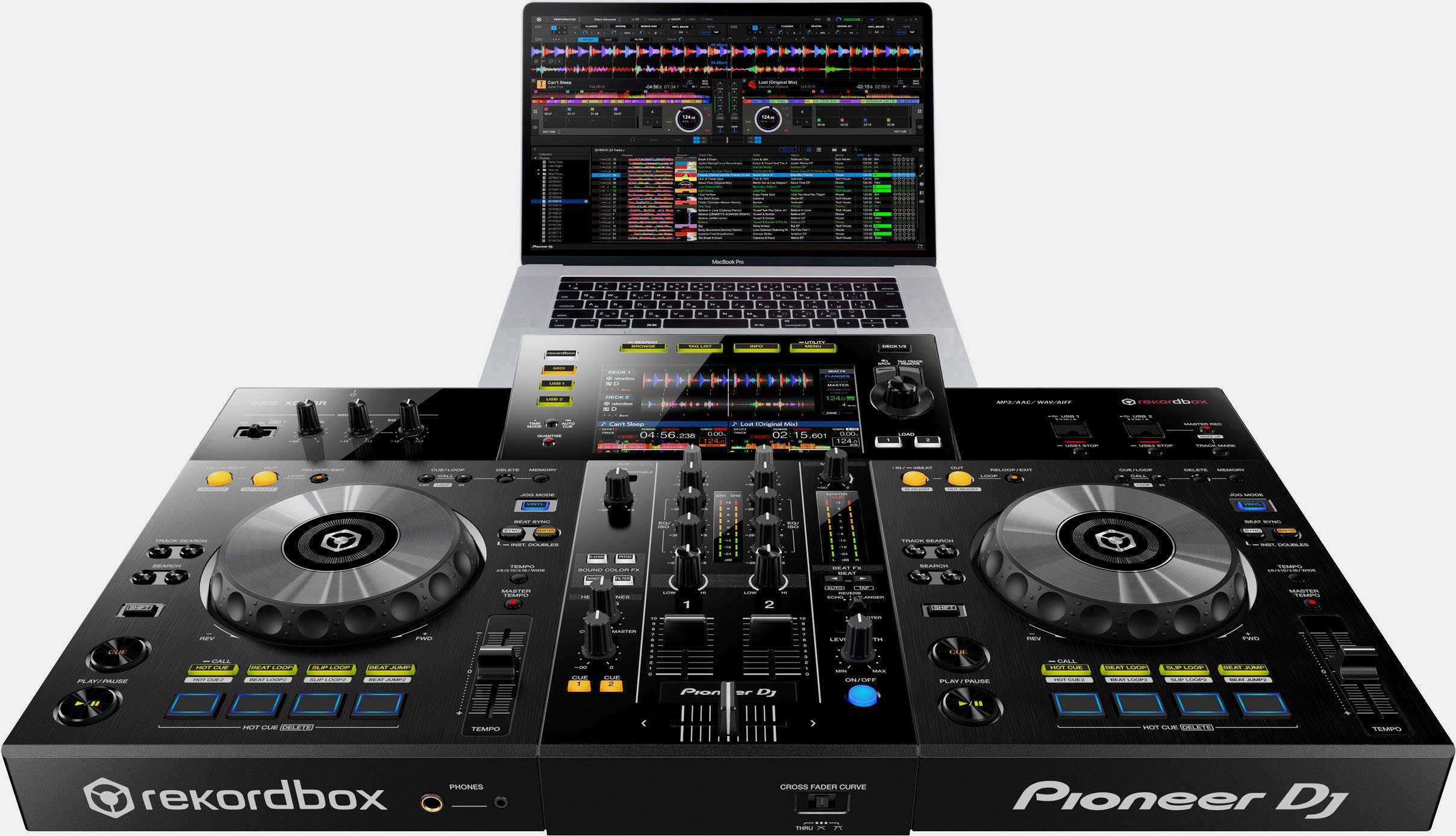 DJ-Controller mit zwei Jogwheels und zahlreichen Bedienelementen, verbunden mit einem Laptop, auf dem Musik-Mixing-Software läuft.