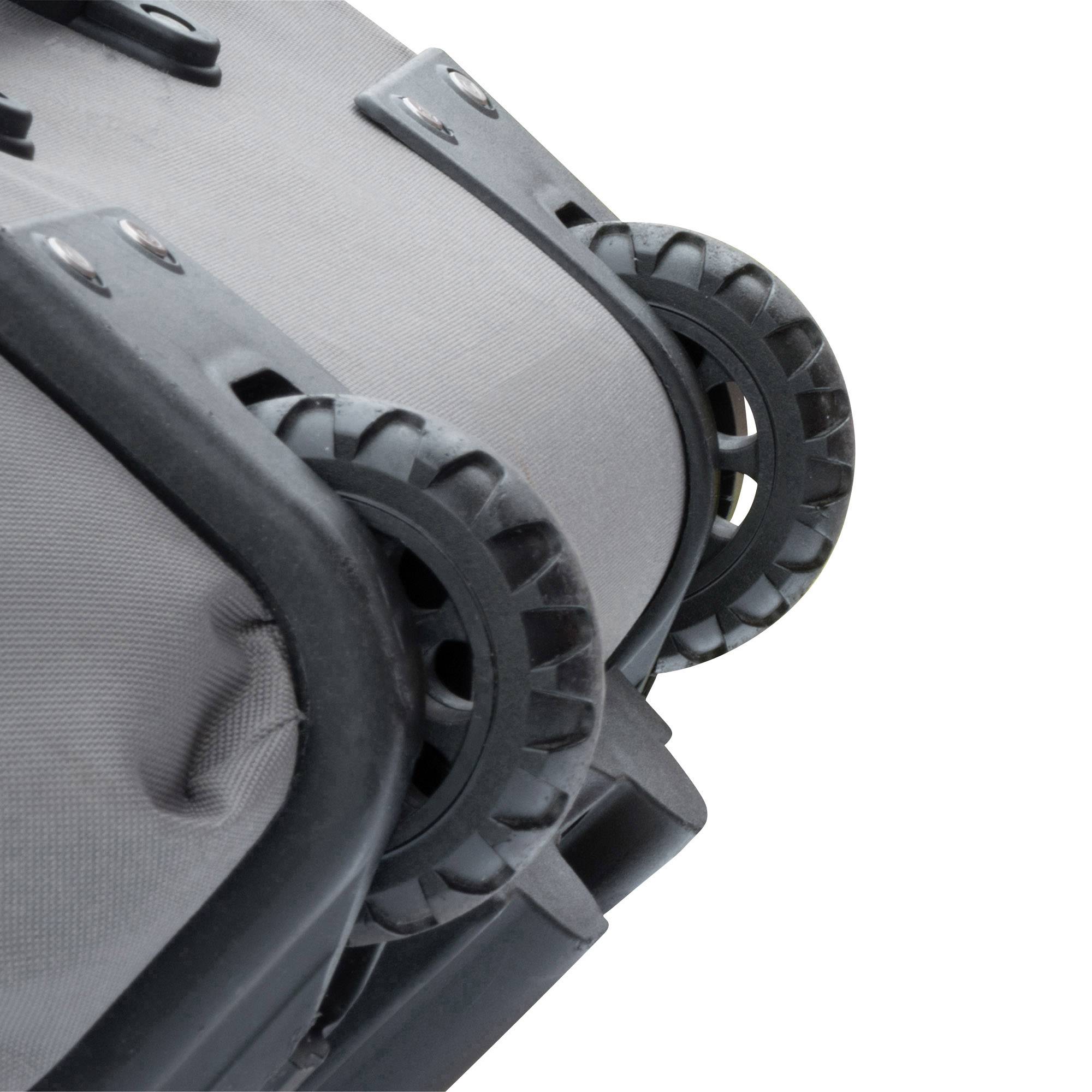 Nahaufnahme von zwei Kofferrädern, schwarz mit grauen Akzenten, auf einem hellgrauen Koffer.