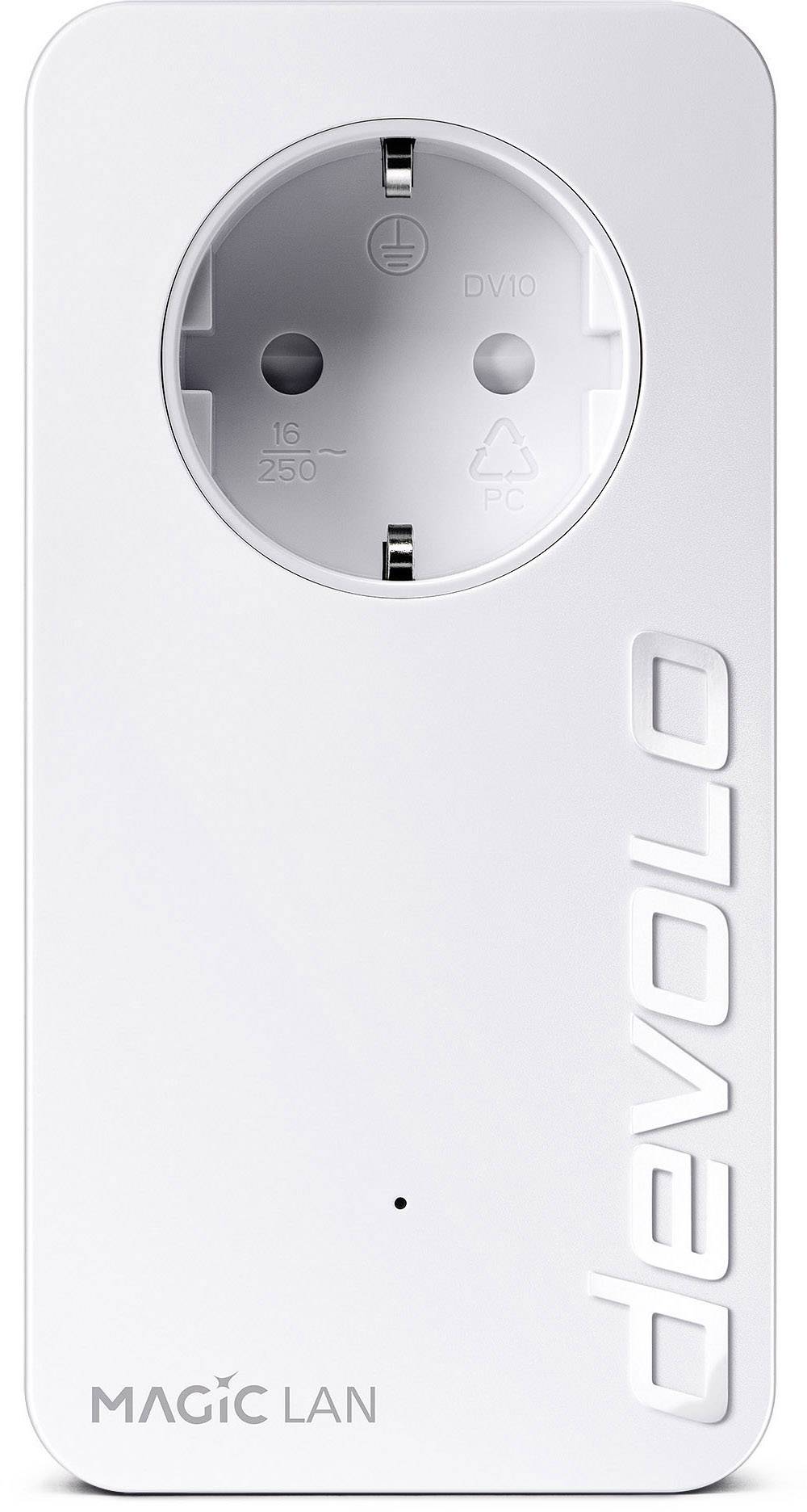 Ein weißer Powerline-Adapter der Marke Devolo mit integrierter Steckdose, Modell 'Magic LAN', für Netzwerkverbindungen über das Stromnetz.