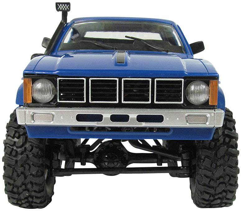 Blaues Spielzeug-Geländewagen mit großen Reifen, frontalansicht. Offroad-Design und Details, wie ein Schnorchel, sind sichtbar.
