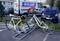 Zwei Fahrräder sind in einem Fahrradständer geparkt. Im Hintergrund steht ein weißer Lieferwagen mit 'RENT A CAR'-Beschriftung.