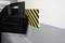 Autotür im Parkhaus öffnet sich gegen Wand mit schwarz-gelbem Sicherheitsstreifen, der Beschädigungen verhindert.