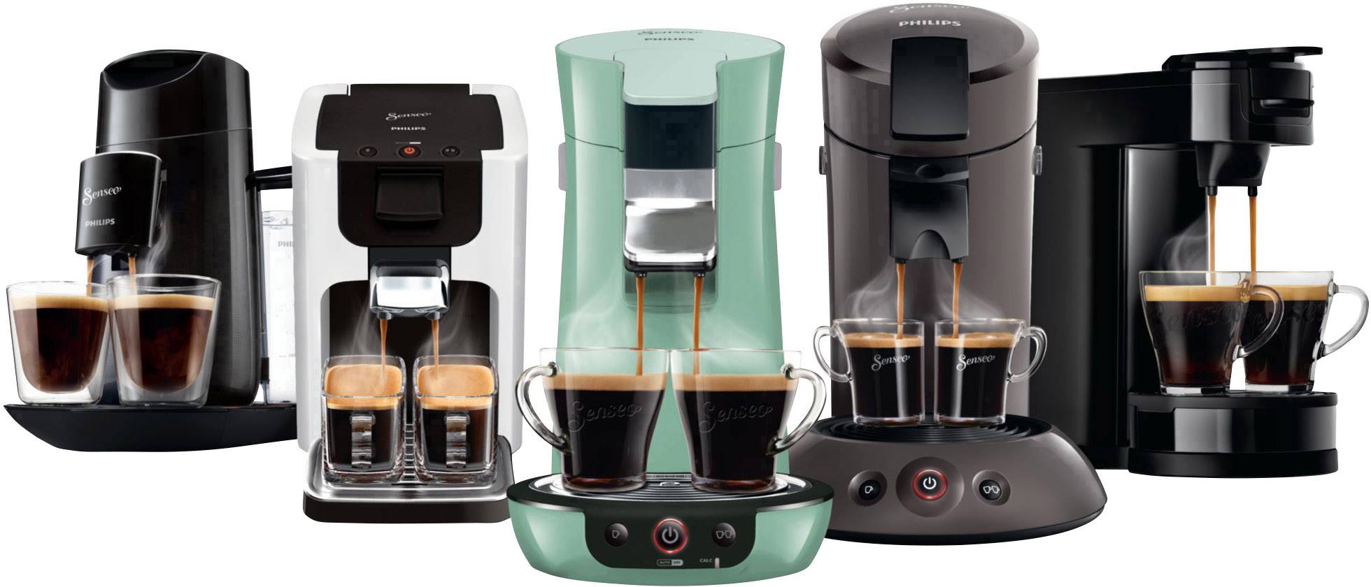 Fünf Kaffeemaschinen in verschiedenen Designs, die gleichzeitig Kaffee in Gläser brühen.