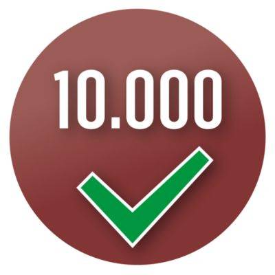 '10.000' in weißer Schrift auf einem roten Kreis mit grünem Häkchen darunter, symbolisiert das Erreichen eines Ziels.
