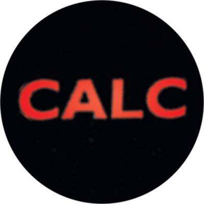 Abzeichen mit rotem Text 'CALC' auf schwarzem Hintergrund.