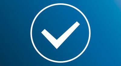 Weißer Haken in einem Kreis auf blauem Hintergrund, symbolisiert Zustimmung oder Bestätigung.