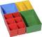 Bunte Plastikwürfel in verschiedenen Größen und Farben (blau, gelb, rot, grün), angeordnet in einem 3x3-Muster.