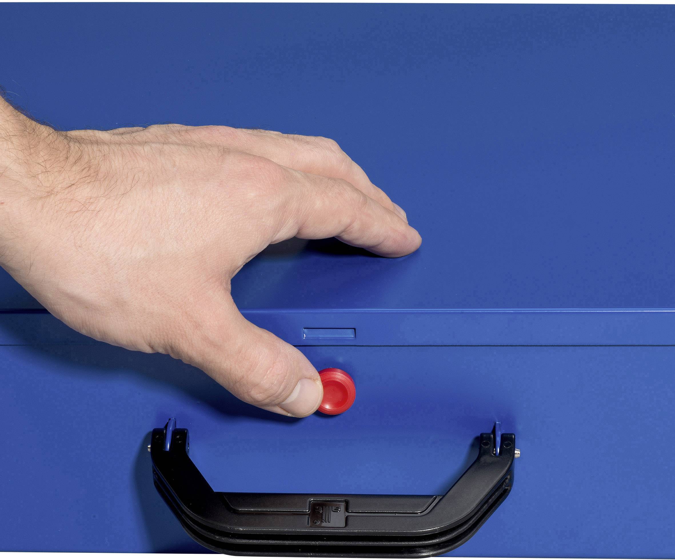 Eine Hand drückt einen roten Knopf auf einem blauen Behälter mit schwarzem Griff.